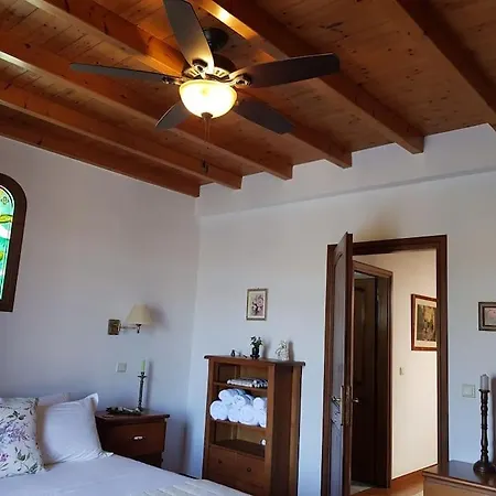 Nyaraló Chrisa' S Country House *